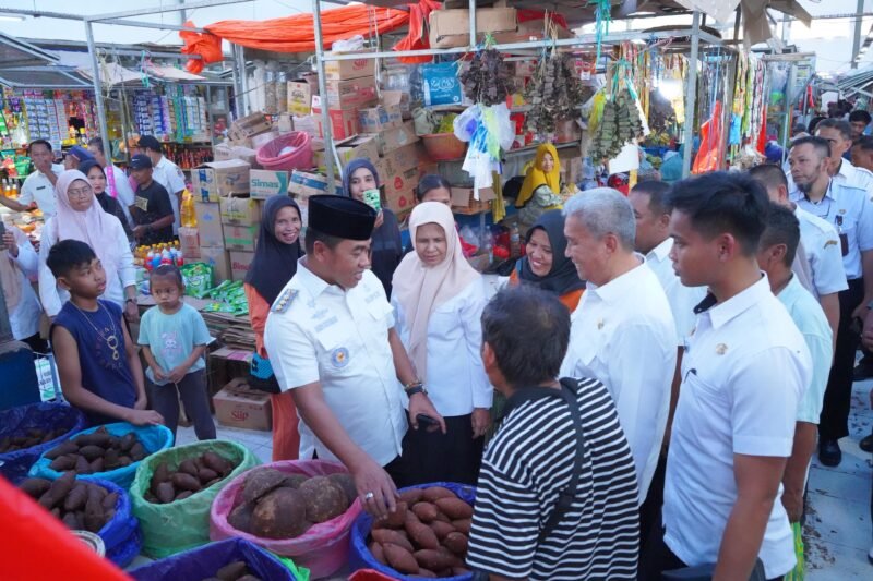Bupati Wajo, Andi Rosman, memimpin langsung jajaran Tim Pengendalian Inflasi Daerah (TPID) melakukan pemantauan harga dan ketersediaan bahan pokok strategis di Pasar Mini Sengkang, Rabu (18/2/2026)