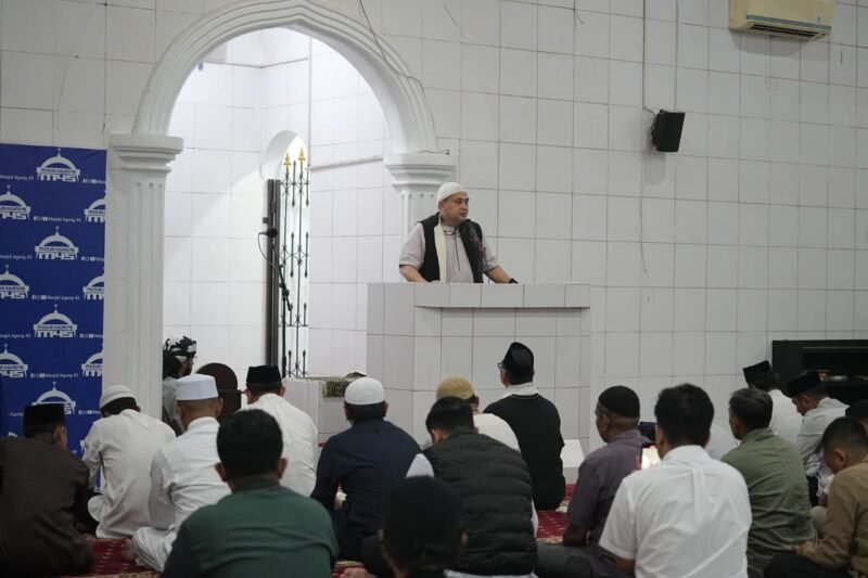 Wali Kota Makassar, Munafri Arifuddin, mengawali Salat Tarawih pertama Ramadan 1447 Hijriah dengan melaksanakan Salat Isya yang dilanjutkan Tarawih berjamaah di Masjid Agung 45 Makassar, Rabu malam (18/2/2026)