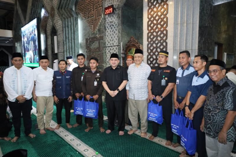 Wali Kota Makassar, Munafri Arifuddin, melanjutkan rangkaian Safari Ramadan Pemerintah Kota Makassar dengan melaksanakan Salat Isya dan Tarawih berjamaah di Masjid Al Markaz Al Islami, Kamis (19/2/2026) malam