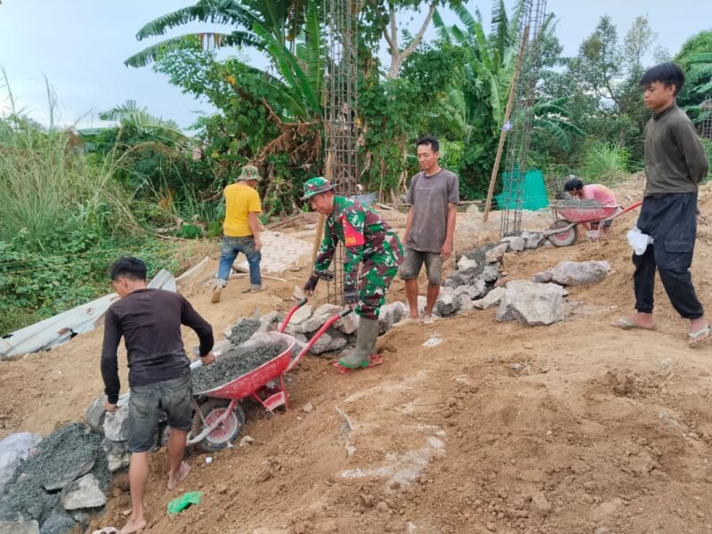 Babinsa Koramil 1406-10/Pitumpanua Laksanakan Karya Bhakti dan Pemantauan Wilayah