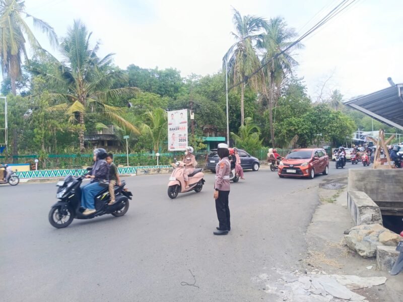 Satuan Lalu Lintas (Sat Lantas) Polres Wajo melaksanakan kegiatan pengamanan dan pengaturan arus kendaraan di sejumlah titik strategis di Kota Sengkang, Jumat (20/2/2026) sore
