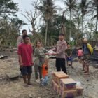 jajaran Polsek Penrang menyalurkan bantuan sosial (bansos) kepada korban kebakaran rumah di Dusun Penrang Riawa, Desa Penrang, Kecamatan Penrang, Kabupaten Wajo, pada Sabtu (21/2/2026) sore