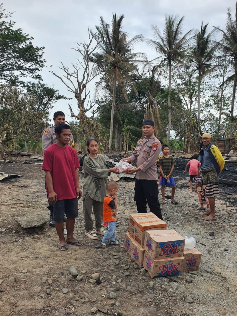jajaran Polsek Penrang menyalurkan bantuan sosial (bansos) kepada korban kebakaran rumah di Dusun Penrang Riawa, Desa Penrang, Kecamatan Penrang, Kabupaten Wajo, pada Sabtu (21/2/2026) sore