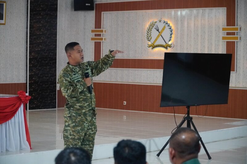 Komandan Kodim (Dandim) 1406/Wajo, Letkol Inf Harianto, S.I.P, memberikan pengarahan langsung melalui agenda Jam Komandan (Jamdan) kepada seluruh personel di Aula Serbaguna Makodim 1406/Wajo, Jalan Kejaksaan, Senin (23/2/2026)