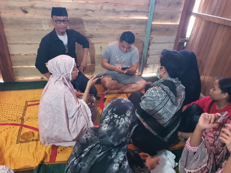 Warga Lingkungan Cappapadang, Kelurahan Doping, Kecamatan Penrang, Kabupaten Wajo, digegerkan dengan penemuan sesosok mayat pria yang tewas tergantung di balok langit-langit samping rumah keluarganya pada Senin (23/2/2026) pagi