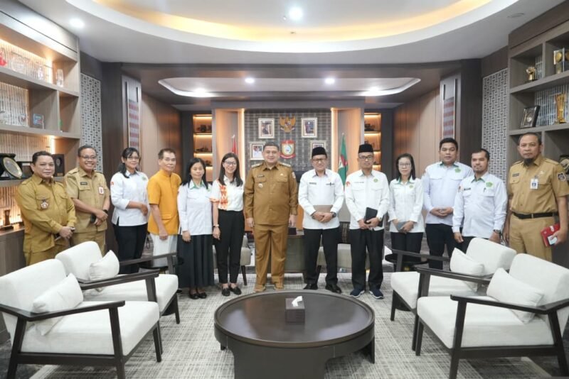 Wali Kota Makassar, Munafri Arifuddin, menerima audiensi Kepala Kantor Kementerian Agama Kota Makassar bersama jajaran pengurus FKUB dan Panitia Jappa Jokka Cap Go Meh 2026 terkait rencana peluncuran lima Kelurahan Sadar Kerukunan, Senin (23/2/2026)