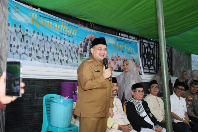 Wali Kota Makassar, Munafri Arifuddin, bersama Ketua TP PKK Kota Makassar, Melinda Aksa, menghadiri kegiatan buka puasa bersama masyarakat di Jalan Maccini Sawah, Senin (23/2/2026)