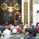 Wali Kota Makassar, Munafri Arifuddin bersama jajaran kepala organisasi perangkat daerah (OPD) Kota Makassar melaksanakan salat Subuh berjamaah di Masjid K.H. Bakri, Kecamatan Ujung Tanah, Selasa (24/02/2026)