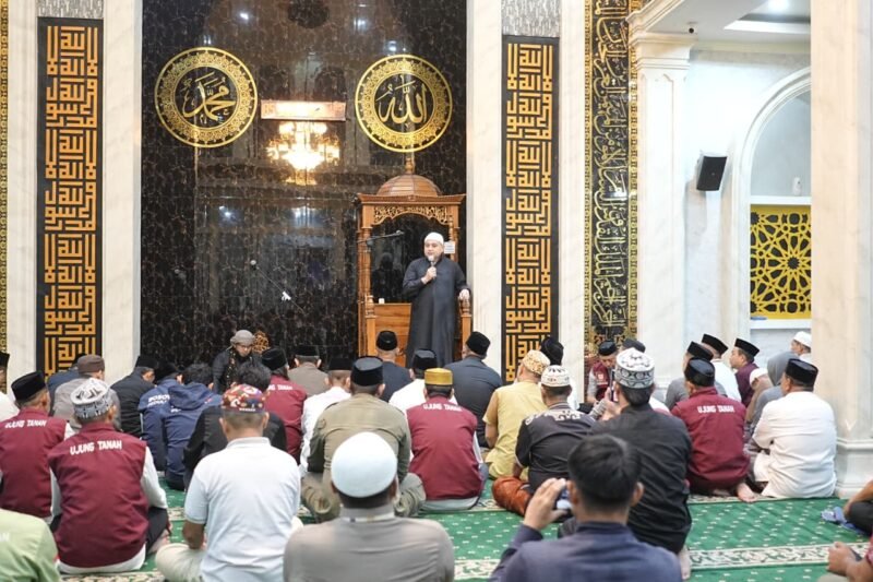 Wali Kota Makassar, Munafri Arifuddin bersama jajaran kepala organisasi perangkat daerah (OPD) Kota Makassar melaksanakan salat Subuh berjamaah di Masjid K.H. Bakri, Kecamatan Ujung Tanah, Selasa (24/02/2026)