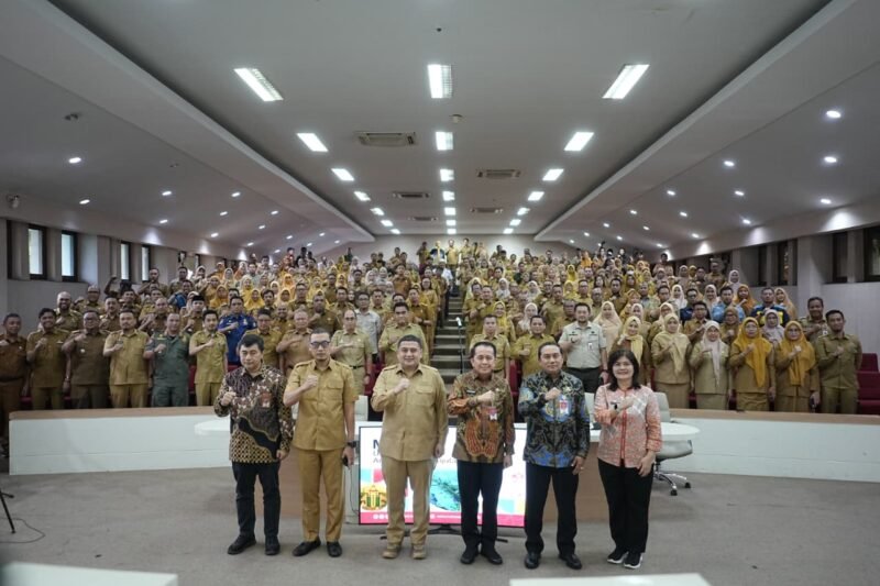Direktur Jenderal Bina Keuangan Daerah Kementerian Dalam Negeri, Agus Fatoni, didampingi Wali Kota Makassar, Munafri Arifuddin bersama Direktur BUMD, BLUD, dan BMD Kemendagri, Yudia Ramli, melakukan sosialisasi sistem pengelolaan keuangan daerah di Balaikota Makassar, Selasa (24/2/2026)