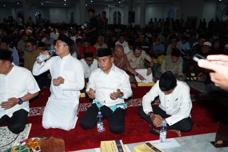 Bupati Wajo, Andi Rosman, menghadiri undangan buka puasa bersama Gubernur Sulawesi Selatan, Andi Sudirman Sulaiman, yang berlangsung khidmat di Masjid Kubah 99 Asmaul Husna, Kota Makassar, Selasa (24/2/2026)