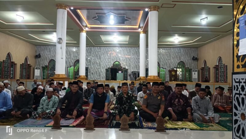 Pemerintah Kecamatan Penrang bersama unsur TNI-Polri (Forkopimcam) menggelar Safari Ramadhan tingkat kecamatan di Masjid Nurul Huda, Kelurahan Doping, Kecamatan Penrang, Kabupaten Wajo, Selasa (24/2/2026)