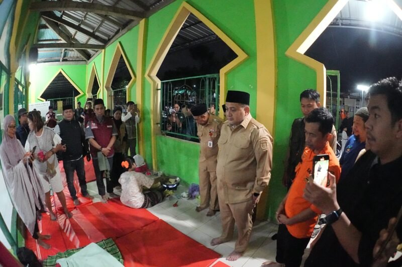 Wali Kota Makassar, Munafri Arifuddin turun langsung temui warga yang terdampak banjir di lokasi pengungsian Perumnas Antang Blok 10, Kecamatan Manggala, Selasa (24/2/2026).