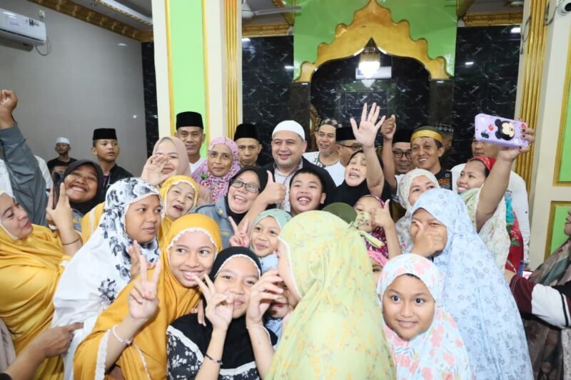 Wali Kota Makassar, Munafri Arifuddin, melaksanakan Safari Ramadan dengan salat Subuh berjamaah di Masjid Sholatu Khairun, Jalan Baji Dakka, Kecamatan Mamajang, Rabu (25/02/2026)