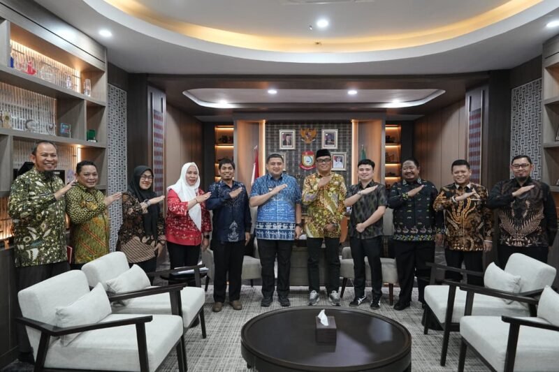 Wali Kota Makassar, Munafri Arifuddin menerima audiensi Kepala Kantor Kementerian Haji dan Umrah Kota Makassar, Muhammad Amrullah Arief, di Balai Kota Makassar, Kamis (26/2/2026