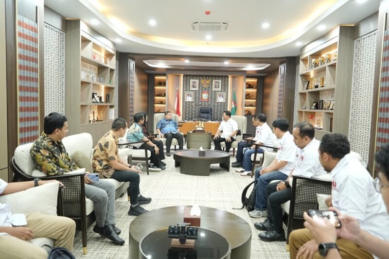 Wali Kota Makassar, Munafri Arifuddin menerima kunjungan silaturahmi Ketua IAP Sulsel, Firdaus di Balaikota Makassar, Kamis (26/2/2026)