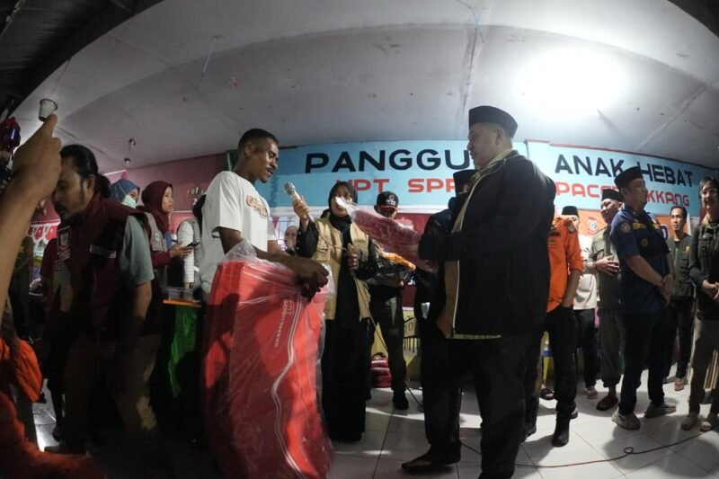 Wali Kota Makassar, Munafri Arifuddin meninjau langsung posko pengungsian warga terdampak banjir di SDN Paccerakkang, Kamis, (26/2/2026) malam