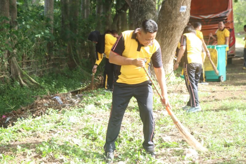 jajaran Polres Wajo melaksanakan aksi bersih-bersih atau kurvei di area Markas Komando (Mako) usai pelaksanaan apel pagi, Jumat (27/2)
