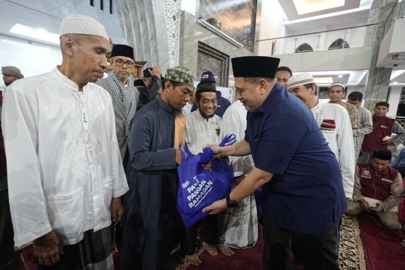 Wali Kota Makassar, Munafri Arifuddin melaksanakan Safari Ramadan dengan menyambangi Masjid Ikhtiar Perdos Unhas, Kelurahan Tamalanrea Jaya, Kecamatan Tamalanrea, Jumat (27/2/2026), malam