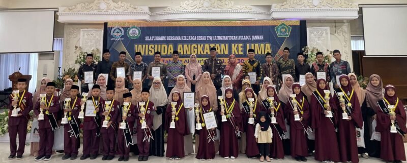 Wakil Ketua DPRD Kabupaten Wajo, Andi Merly Iswita, menghadiri Wisuda Angkatan ke-5 TPQ Hafidz Hafidzah (Auladul Jannah) yang digelar di Gedung Darmawan, Sengkang, Sabtu (31/1/2026)