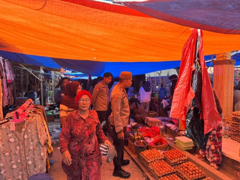 Menjelang datangnya bulan suci Ramadhan, Polsek Takkalalla memperketat pengawasan ketersediaan pangan di wilayah hukumnya. Intensitas patroli ditingkatkan melalui pengecekan langsung harga dan stok bahan pokok di Pasar Rakyat Peneki, Kecamatan Takkalalla, Rabu (18/2/2026)