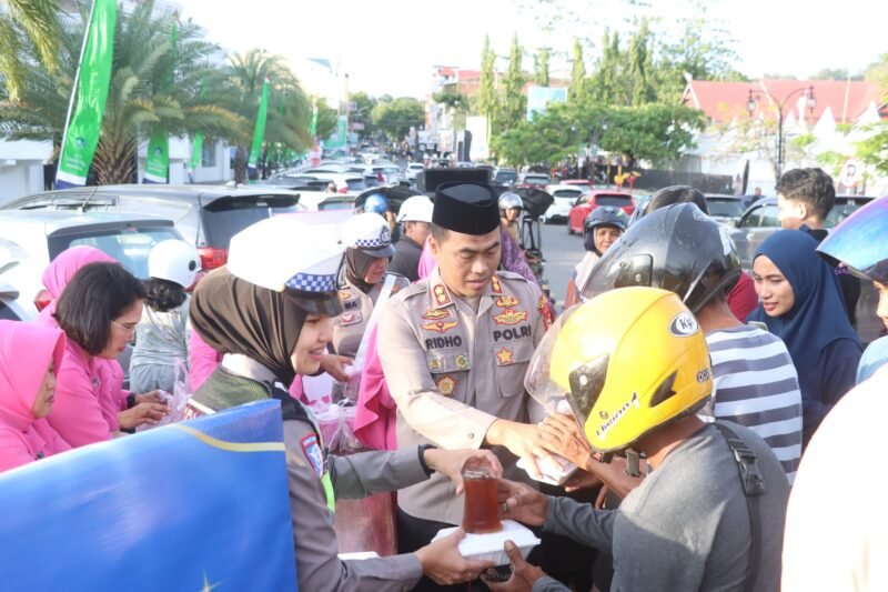 Kepedulian terhadap masyarakat kembali ditunjukkan oleh Polres Wajo melalui kegiatan berbagi takjil yang dipimpin langsung Kapolres Wajo, Sabtu (28/2/2026) sore