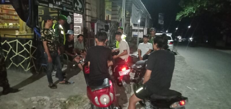 Koramil 1406-09/Sajoanging menggelar patroli gabungan dan penguatan Siskamling di wilayah Kabupaten Wajo pada Minggu (01/03/2026)