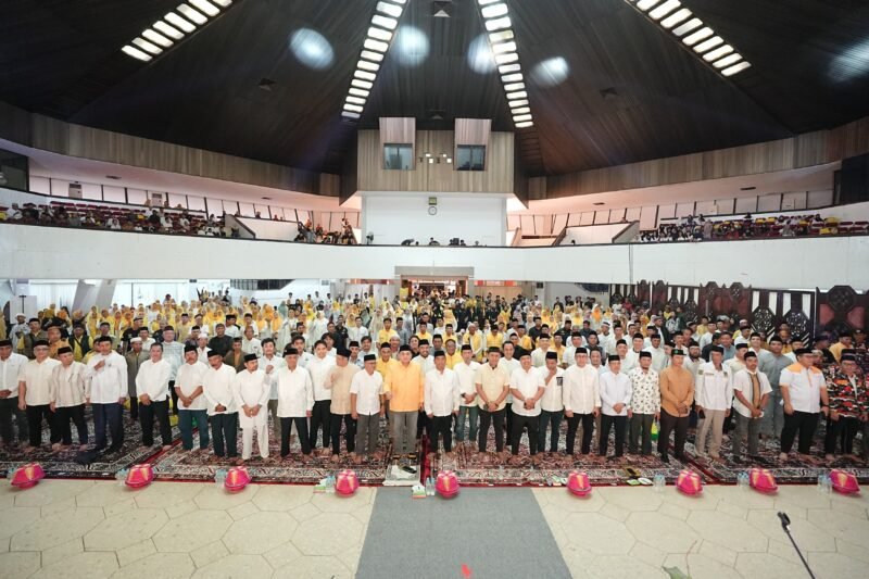 Dewan Pimpinan Daerah (DPD) II Partai Golkar Kota Makassar, menggelar kegiatan buka puasa bersama yang dirangkaikan dengan salat Tarawih berjamaah di Balai Manunggal, Gedung M. Jusuf, Jalan Jenderal Sudirman, Makassar, Minggu (1/3/2026)