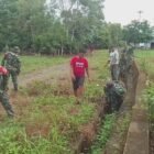 Personel Koramil 1406-10/Pitumpanua menunjukkan aksi nyata kepedulian lingkungan dengan menggelar Karya Bhakti pembersihan saluran air di Desa Alelebae, Kecamatan Pitumpanua, Kabupaten Wajo, Senin (02/03/2026)