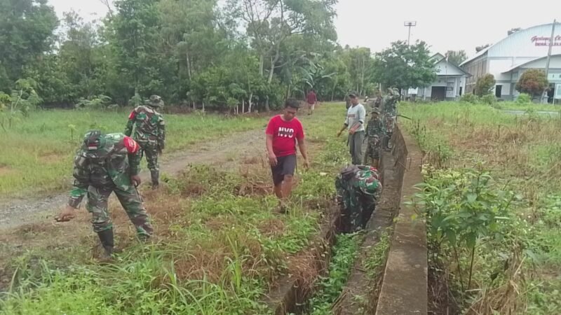 Personel Koramil 1406-10/Pitumpanua menunjukkan aksi nyata kepedulian lingkungan dengan menggelar Karya Bhakti pembersihan saluran air di Desa Alelebae, Kecamatan Pitumpanua, Kabupaten Wajo, Senin (02/03/2026)
