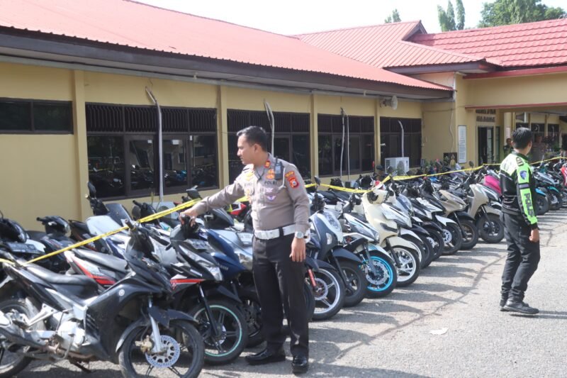 Tim gabungan dari Satuan Lalu Lintas (Sat Lantas), Satuan Samapta, dan piket fungsi Polres Wajo melakukan tindakan tegas terhadap aktivitas balap liar yang meresahkan masyarakat di Desa Tajo, Kabupaten Wajo, pada Senin (2/3/2026) dini hari