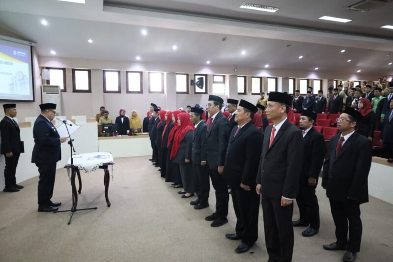 Wali Kota Makassar, Munafri Arifuddin melakukan pelantikan 27 Pejabat Administrator dan Pejabat Pengawas lingkup Pemerintah Kota Makassar, di Ruang Sipakatau, Senin (2/3/2026)