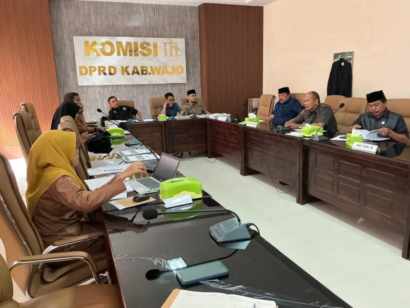 Komisi III DPRD Kabupaten Wajo mengambil langkah berani dengan menyepakati pencabutan Peraturan Daerah (Perda) Nomor 13 Tahun 2014 tentang Pengelolaan Jasa Konstruksi. Keputusan ini diambil dalam rapat kerja pembicaraan awal Rancangan Peraturan Daerah (Ranperda) usul inisiatif di ruang rapat Komisi III, Senin (2/3/2026)