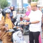 Satuan Reserse Kriminal (Sat Reskrim) Polres Wajo menggelar kegiatan berbagi takjil kepada masyarakat yang melintas di Jalan A. Parenrengi, Kecamatan Tempe, Kabupaten Wajo, tepatnya di kawasan Sallo Mall Sengkang, Senin (2/3/2026) sore