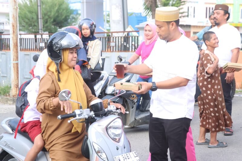 Satuan Reserse Kriminal (Sat Reskrim) Polres Wajo menggelar kegiatan berbagi takjil kepada masyarakat yang melintas di Jalan A. Parenrengi, Kecamatan Tempe, Kabupaten Wajo, tepatnya di kawasan Sallo Mall Sengkang, Senin (2/3/2026) sore