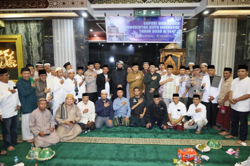 Wali Kota Makassar, Munafri Arifuddin Munafri melaksanakan Salat Isya dan Tarawih berjamaah dalam rangkaian Safari Ramadan Pemerintah Kota Makassar, di Masjid Besar Al-Muamalah, Jalan Kejayaan Utara, Perumahan Bumi Tamalanrea Permai, Senin (2/3/2026) malam