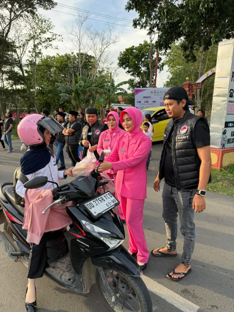 Satresnarkoba Polres Wajo menunjukkan kepedulian sosial di bulan suci Ramadan dengan menggelar kegiatan berbagi takjil kepada masyarakat. Kegiatan tersebut dipimpin langsung oleh Kasat Narkoba Polres Wajo, AKP Prawira Wardany, bersama personel Satresnarkoba dan Bhayangkari Sat Narkoba, di depan Mako Polres Wajo, Selasa sore. (3/3/2026)