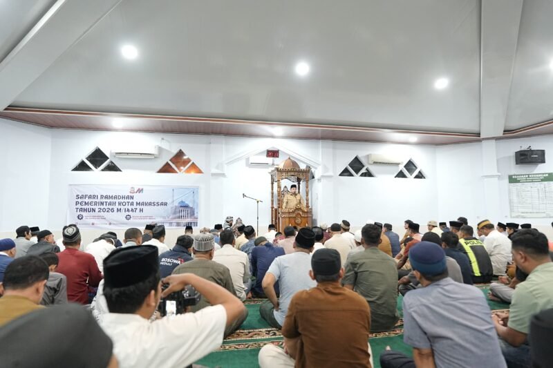 Wali Kota Makassar, Munafri Arifuddin melaksanakan Salat Isya dan Tarawih berjamaah dalam rangkaian Safari Ramadan Pemerintah Kota Makassar di Masjid Darussalam, Jalan Nusantara, Makassar, Selasa (3/3/2026) malam