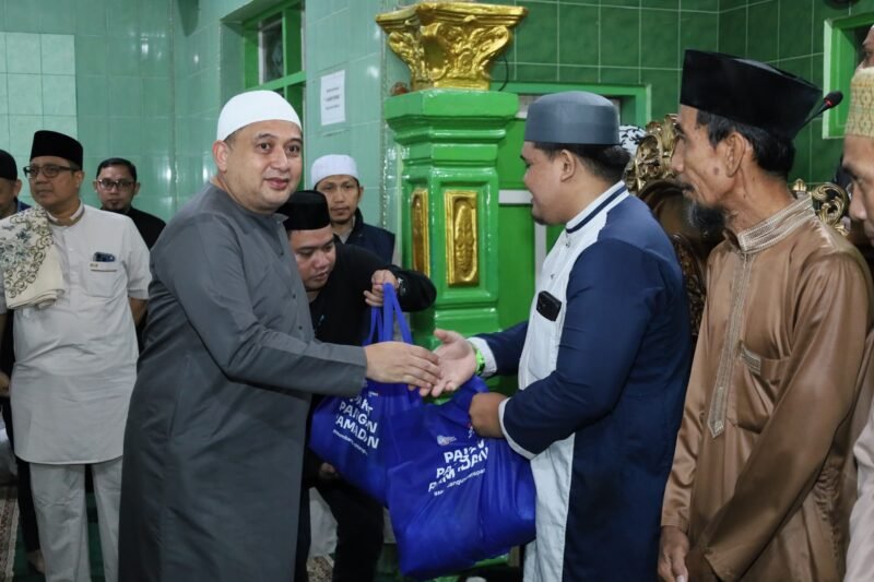 Wali Kota Makassar, Munafri Arifuddin,  melaksanakan salat subuh berjamaah di Masjid Nurul Hidayah, Kelurahan Maccini Gusung, Rabu (4/03/2026)