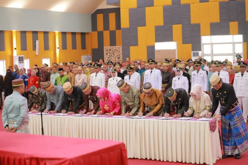 Sebanyak 364 pejabat Wajo resmi mengambil sumpah jabatan dalam prosesi pelantikan yang kental dengan nuansa budaya Sulawesi Selatan