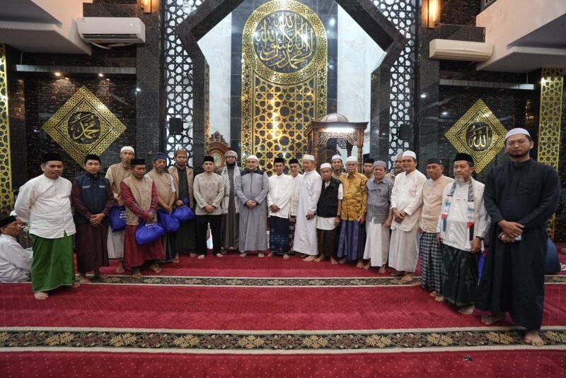 Wali Kota Makassar, Munafri Arifuddin melaksanakan Salat Subuh berjamaah di Masjid Mardhiyyah, Kecamatan Rappocini, Kamis (5/3/2026)