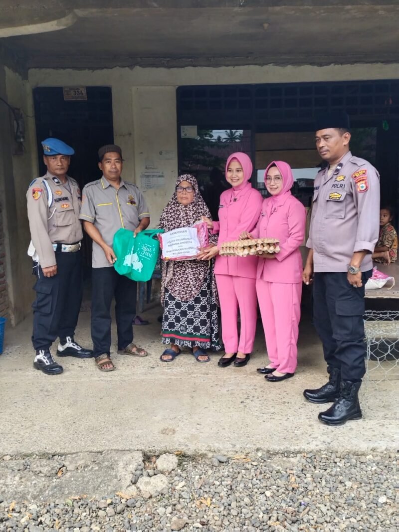 jajaran Polsek Pitumpanua bersama Bhayangkari Ranting Pitumpanua menggelar aksi sosial berbagi takjil kepada para pengguna jalan, Kamis (5/3/2026) sore