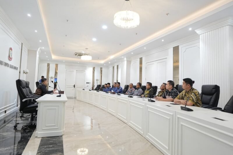 Wali Kota Makassar, Munafri Arifuddin memimpin rapat bersama Pengelola Balai Transportasi Darat Kementerian Perhubungan, yang dihadiri Perumda Terminal Makassar Metro, Dinas Perhubungan Kota Makassar, serta SKPD Pemerintah Kota Makassar, Kamis (05/3/2026)