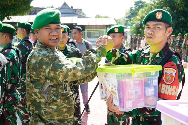 Komando Distrik Militer (Kodim) 1406/Wajo memberikan perhatian khusus terhadap kesejahteraan anggotanya. Komandan Kodim 1406/Wajo, Letkol Inf Harianto, S.I.P, memimpin langsung pembagian Tunjangan Hari Raya (THR) dari Koperasi Kartika Hasanuddin di Lapangan Makodim, Jalan Kejaksaan, Sengkang, Jumat (6/3/2026)