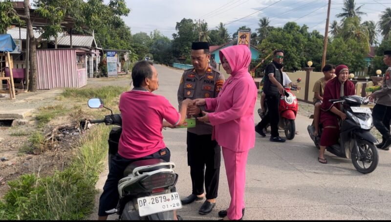 Polsek Belawa bersama Bhayangkari Ranting Belawa menggelar kegiatan berbagi takjil kepada masyarakat, Jumat (6/3/2026)