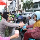 Kapolres Pelabuhan Makassar, AKBP. Rise Sandiyantanti turun langsung membagikan takjil untuk pengguna jalan di perempatan Jalan Nusantara - Jalan Ribura,ne, Sabtu (07/3/2026)