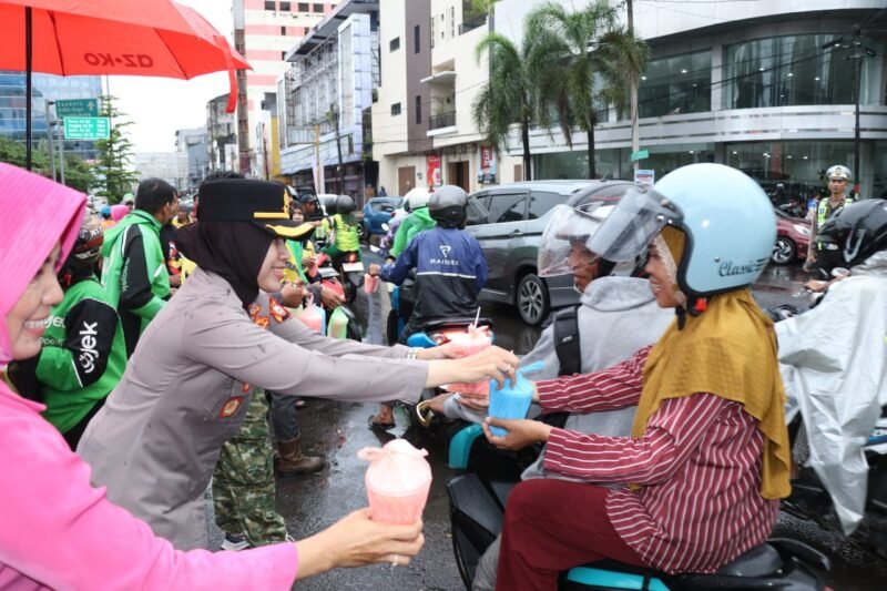 Kapolres Pelabuhan Makassar, AKBP. Rise Sandiyantanti turun langsung membagikan takjil untuk pengguna jalan di perempatan Jalan Nusantara - Jalan Ribura,ne, Sabtu (07/3/2026)