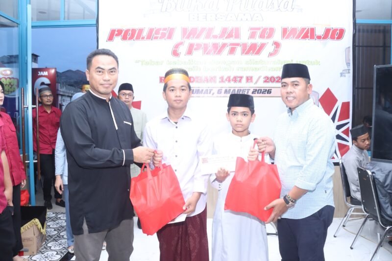 Semangat kebersamaan dan kepedulian sosial terpancar kuat dalam acara Buka Puasa Bersama yang diselenggarakan oleh komunitas Polisi Wija To Wajo (PWTW). Bertempat di Resto Surya Manik, Sengkang, Kabupaten Wajo, kegiatan ini berlangsung khidmat pada Jumat sore (6/3/2026)