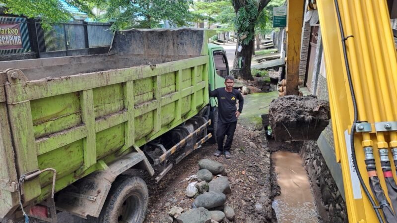 Wali Kota Makassar, Munafri Arifuddin menurunkan alat berat excavator normalisasi drainase blok 8 dan 10 di Kecamatan Manggala, Minggu (08/3/2026)