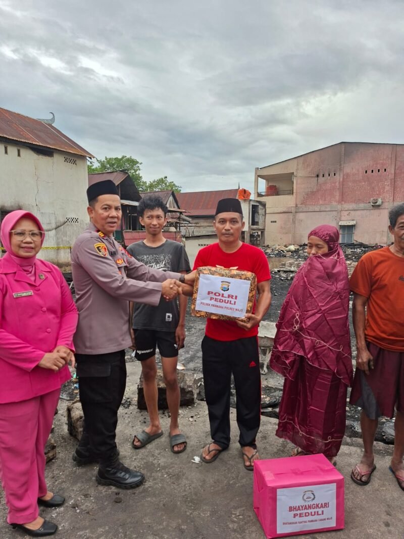 Kepolisian Sektor (Polsek) Pammana bersama Bhayangkari Ranting Pammana Cabang Wajo menyalurkan bantuan sosial bagi korban kebakaran di Desa Pallawarukka, Kecamatan Pammana, Kabupaten Wajo, pada Minggu (8/3/2026)